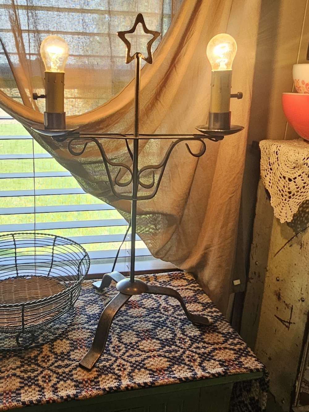 Star-Top Wrought Iron Double Candleholder Lamp in Black